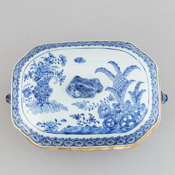 A blue and white tureen with cover, Qing dynasty, Qianlong (1736-95).