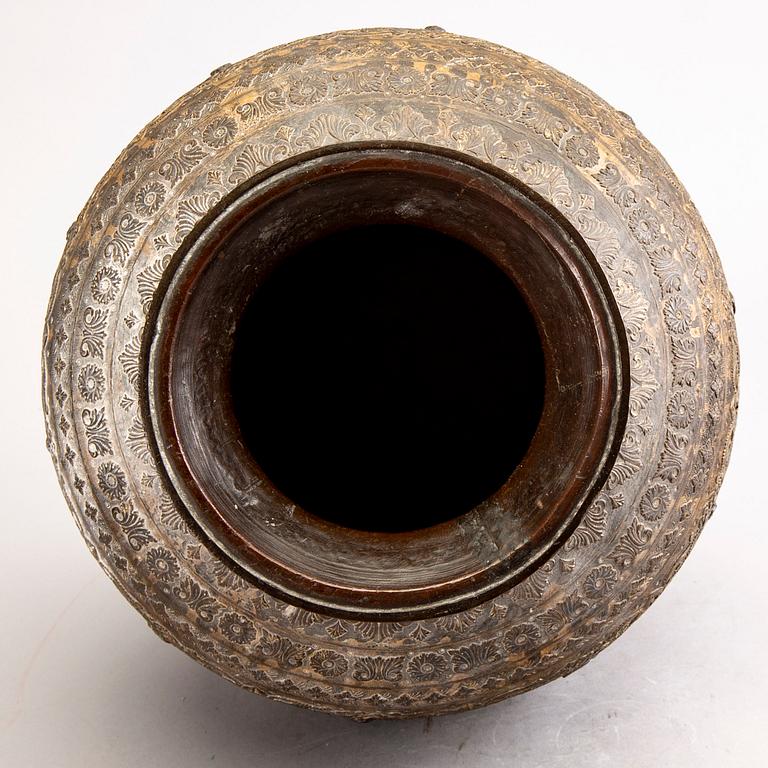 An Indian 20th century urn.