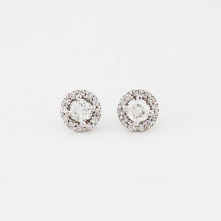 A pair of brilliant cut diamond errings.