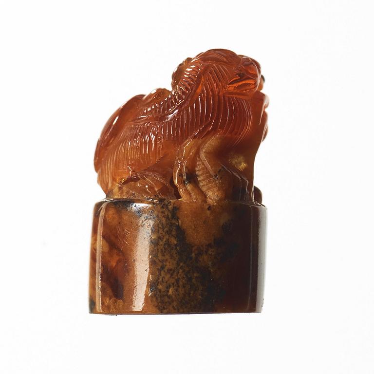 An amber figurine of a seated buddhist lion, Qing dynasty (1644-1912).