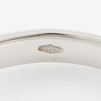 Solitaire ring in 18K white gold with brilliant-cut 
diamond.