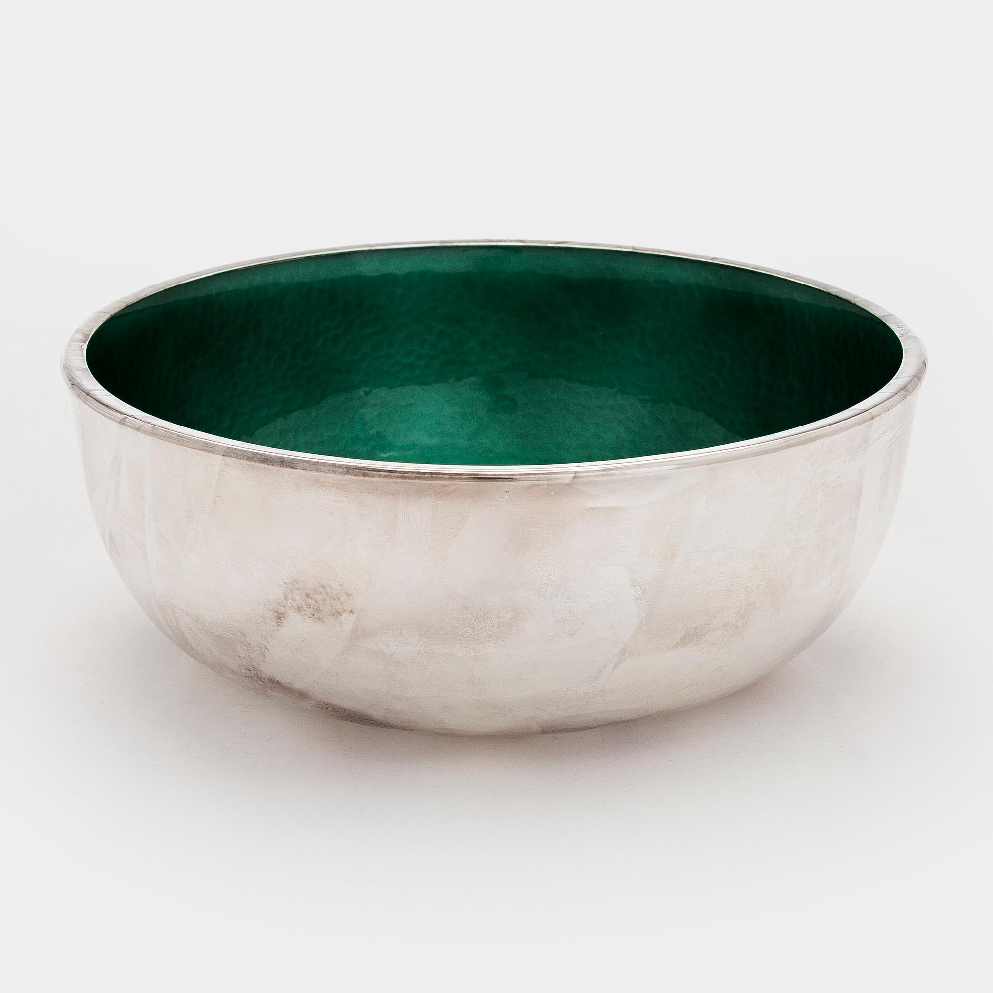 A. Tillander, skål, sterlingsilver och emalj. Helsingfors 2005.