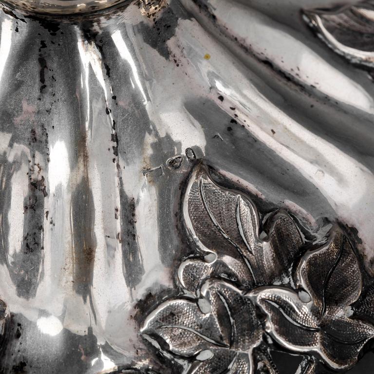 KONFEKTSKÅL, silver, nyrokoko, Stockholm 1800-talets andra hälft. Otydliga stämplar. Vikt ca 750 g.