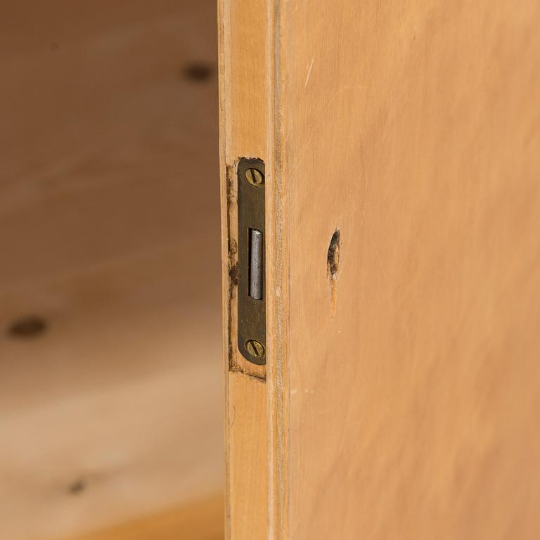 Aino Aalto, kaappi, malli 808 ja vitriini, malli 214 O.Y. Huonekalu- ja Rakennustyötehdas A.B. 1950-luvun alku.