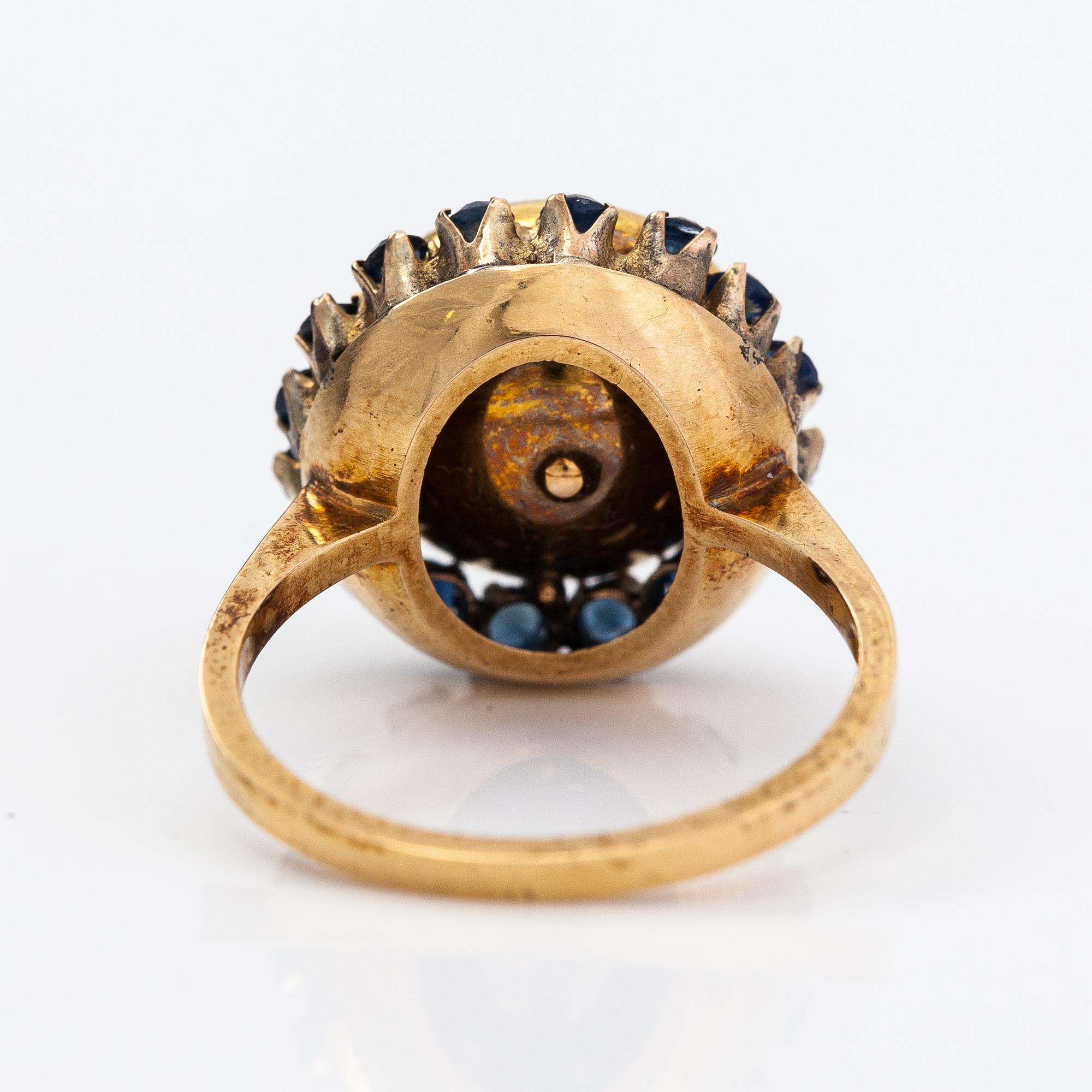 An 18K gold ring with a pearl and sapphires. Finland 1967.