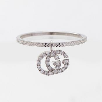 Gucci, sormus, "GG Running Charm", 18K valkokultaa ja timantteja.