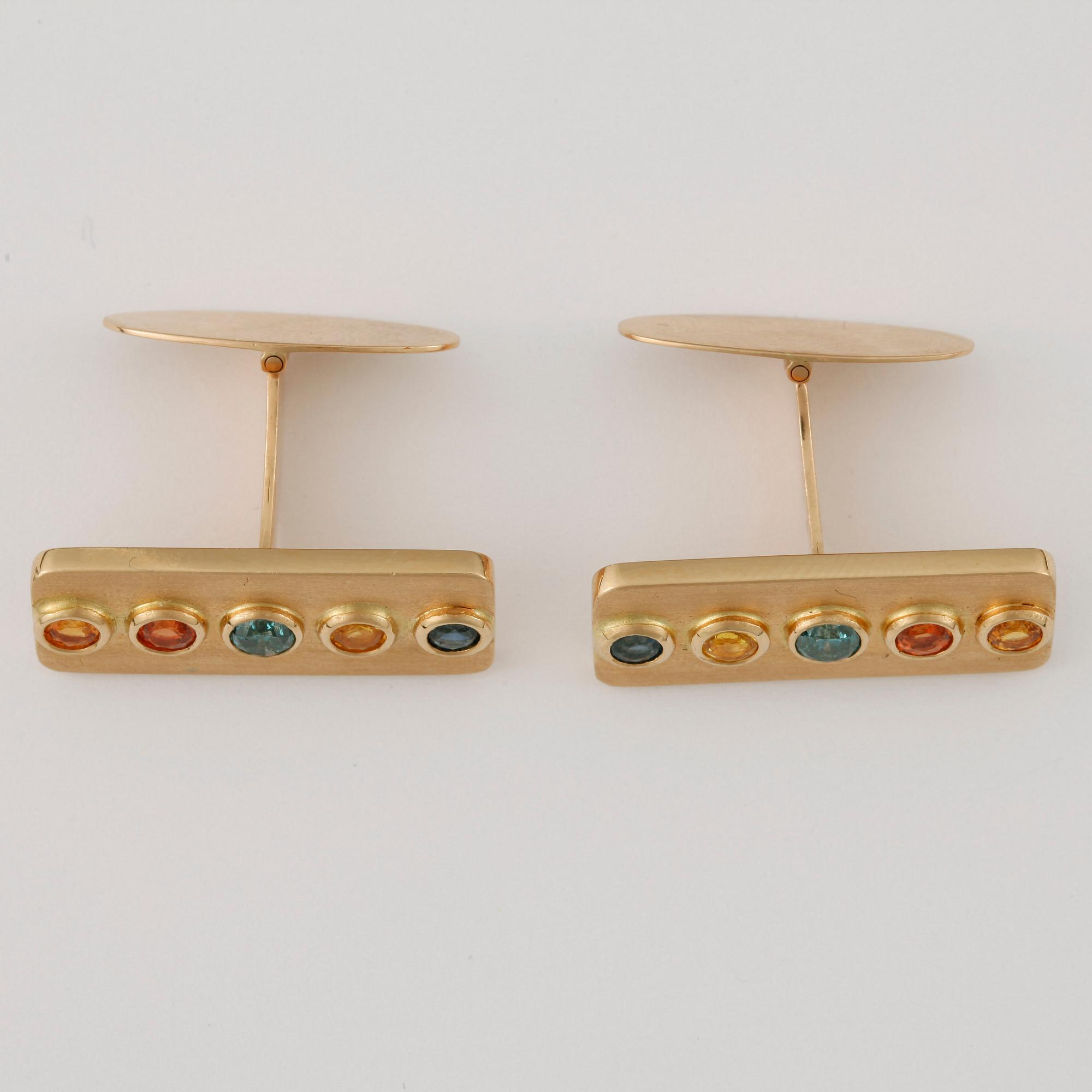 MANSCHETTKNAPPAR, ett par, 18k guld med blå diamant och olikfärgade ädelstenar. Vikt 17g.