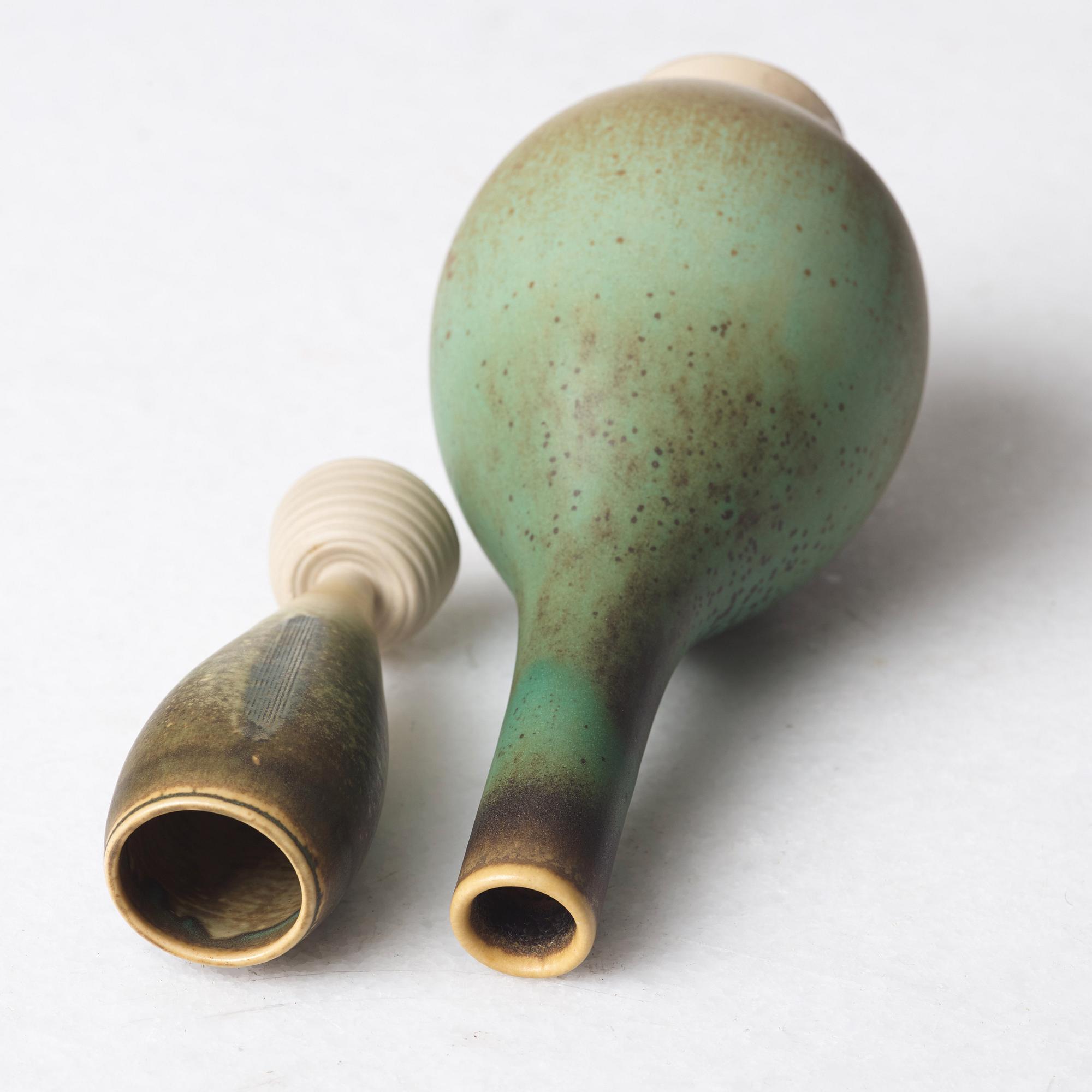 Wilhelm Kåge, vaser, 2 st, fat och plakett, "Farsta", Gustavsbergs studio 1949-56.
