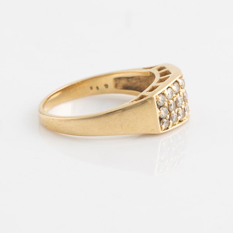 An 18K gold ring set with round brilliant-cut diamonds.