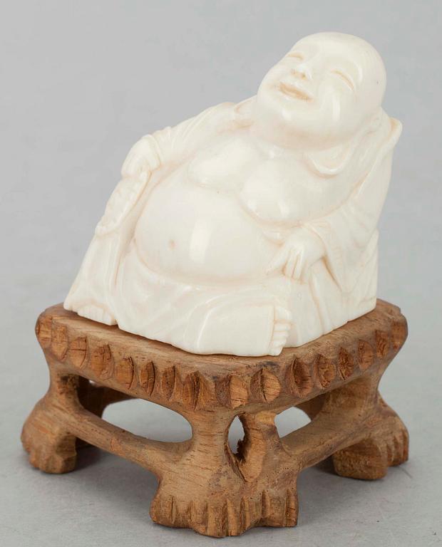 VAS, porslin samt mässing, Kina, 1700-tal samt  SKULPTUR, ben, Kina 1900-talets början.