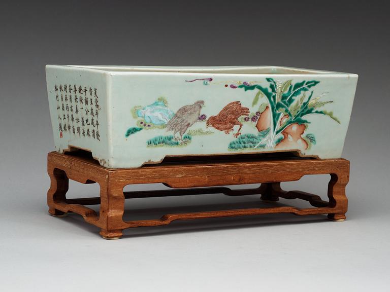 A famille rose flower pot, Qing dynasty, 19th Century.