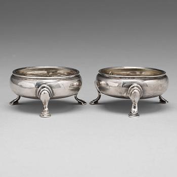 125. A pair of English 18th century parcel-gilt silver salt-cellars, unidentifyed mark (Grimwade #3688, 3689), London 1764.