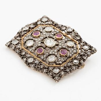 Buccellati brosch 14K guld och silver med gammal- och rosenslipade diamanter och rubiner.