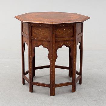 RÖKBORD, morisk stil, 1800-talets slut.