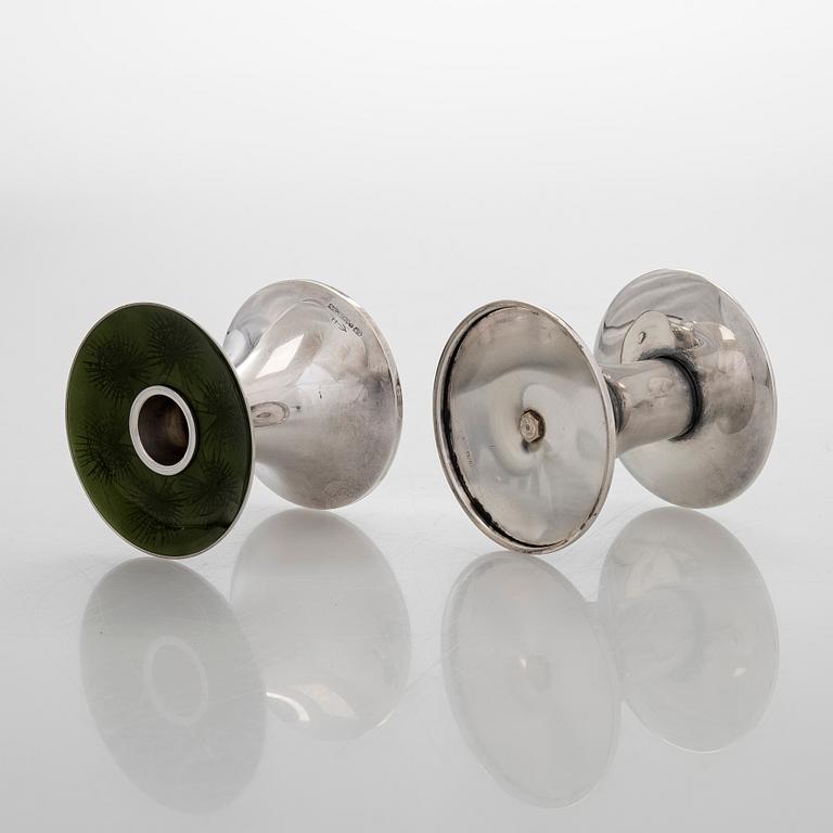 Eva Hidström, kynttilänjalkapari, sterlinghopea, emali, Kultakeskus, Hämeenlinna 1969.