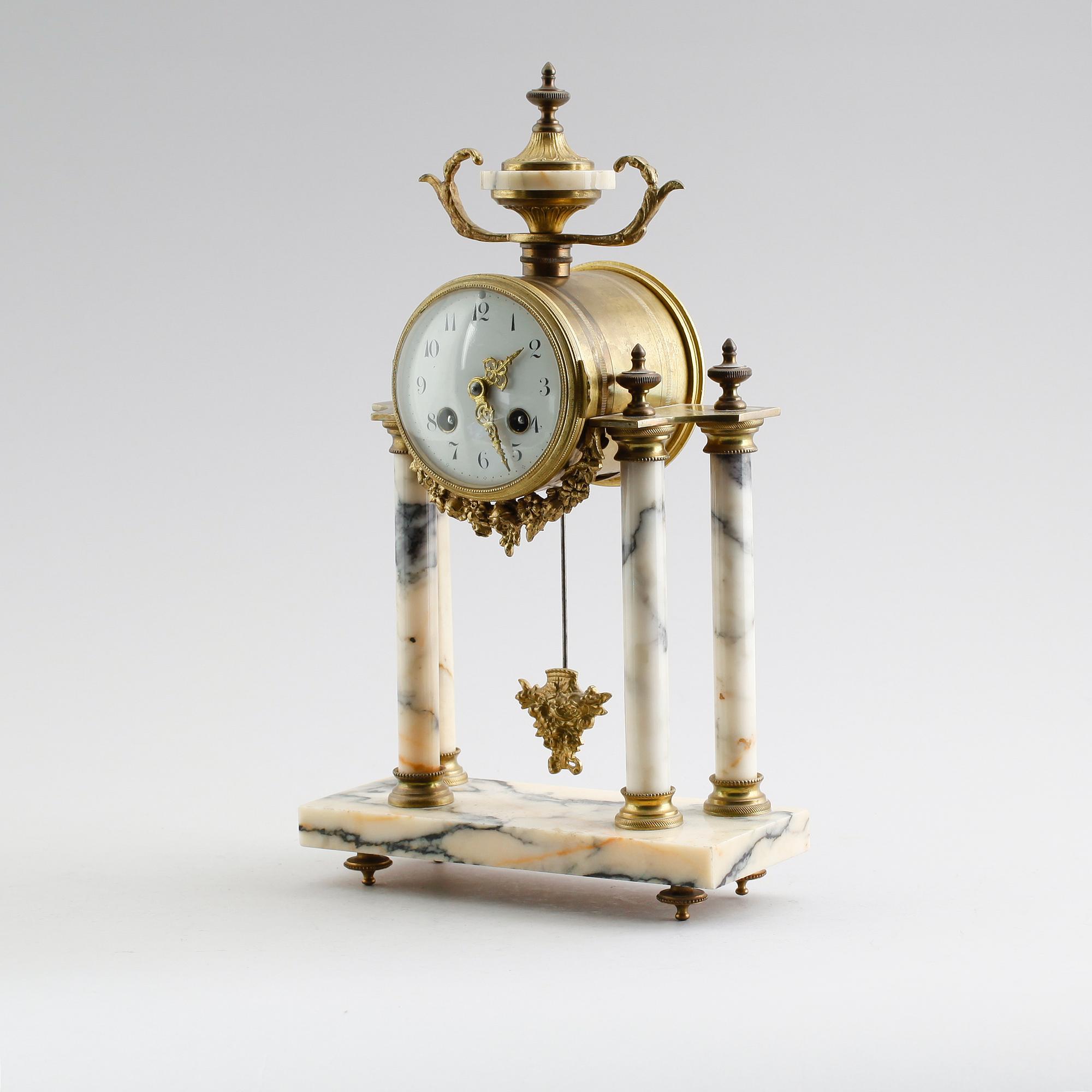 BORDSPENDYL, mässing och marmor, gustaviansk stil, 1900-talets första hälft.