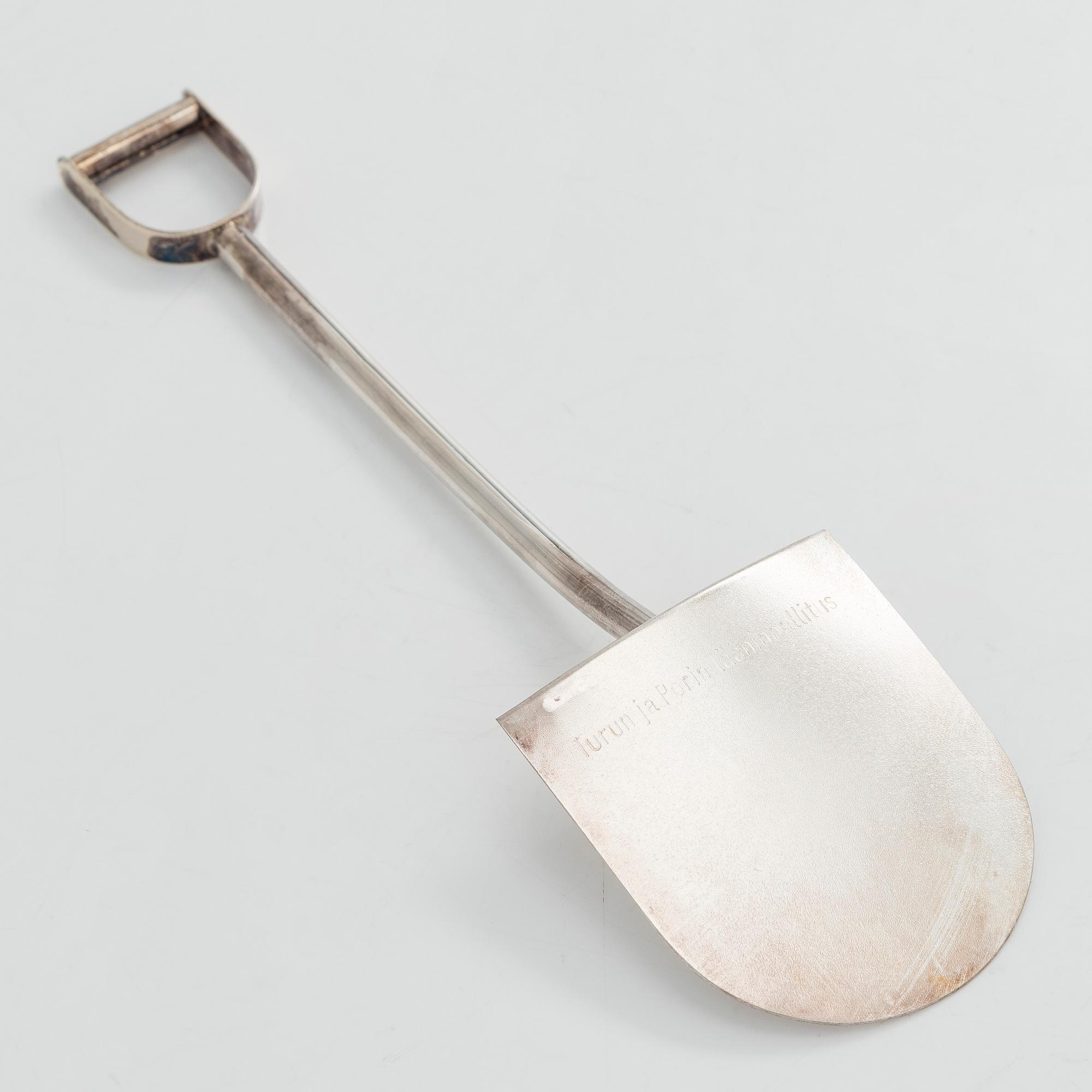 Pekka Piekäinen, spade, sterlingsilver, Åbo 1991-2002.