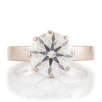 584. A ring in 18K white gold set with a round brilliant-cut diamond 3.62 ct H vs2.