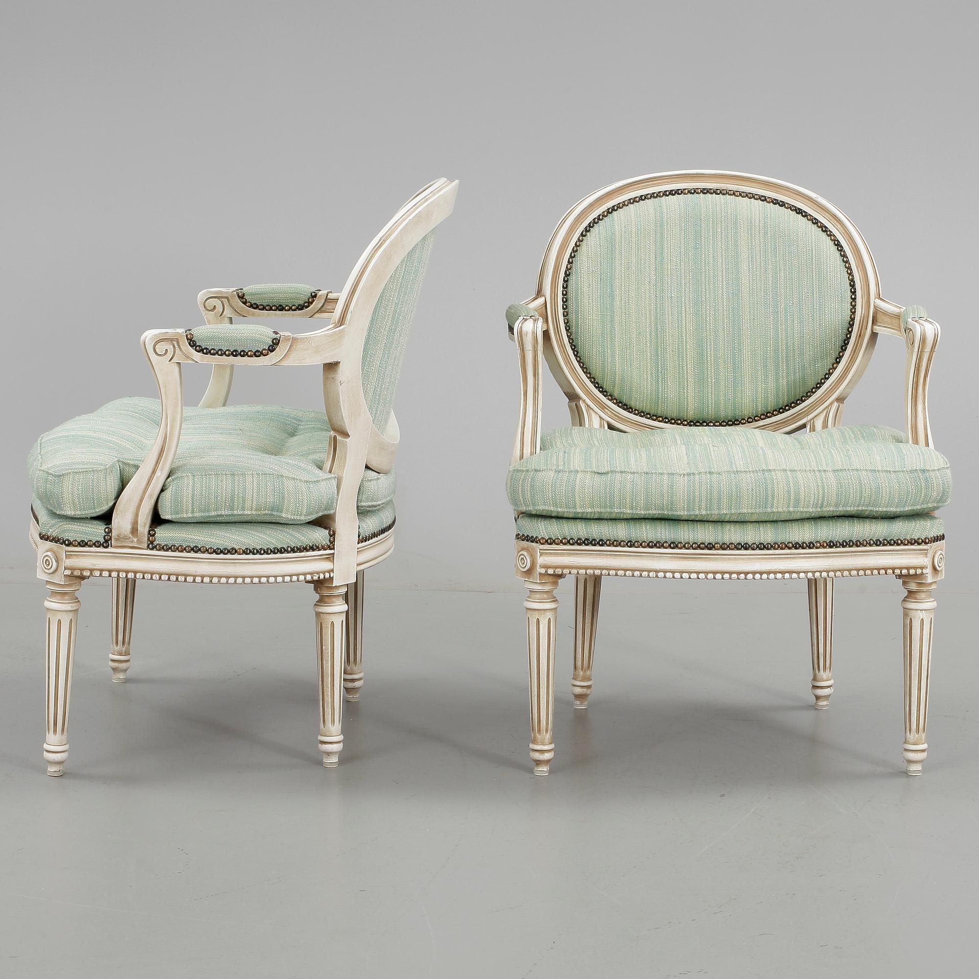 KARMSTOLAR, ett par, gustaviansk stil, 1900-talets första hälft.