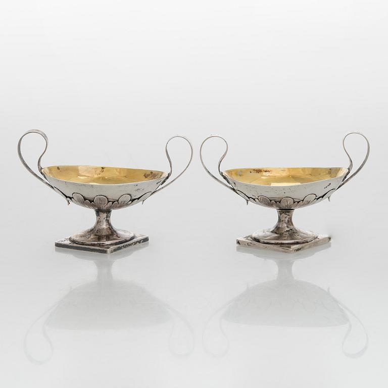 Saltkar, ett par, silver, Finland, slitna stämplar, möjligen Gustaf Lönnqvist, aktiv i Borgå 1827-65.