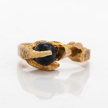 Björn Weckström, ring, "Gömd agat", 14K guld och mossagat. Lapponia 1975.