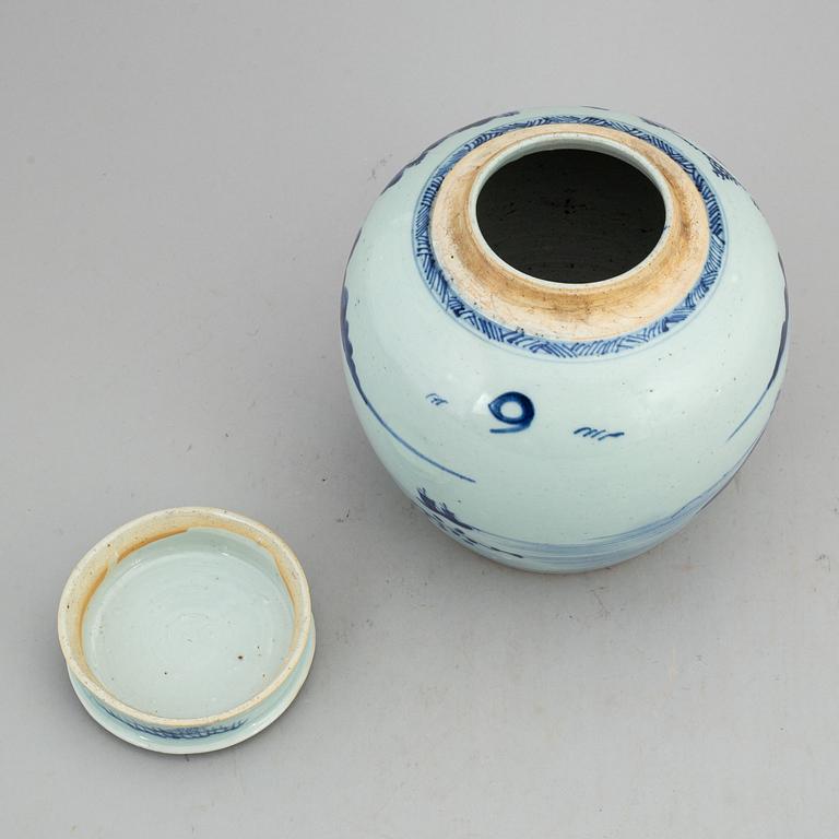 A blue and white jar with cover, Qing dynasty, 19th century.