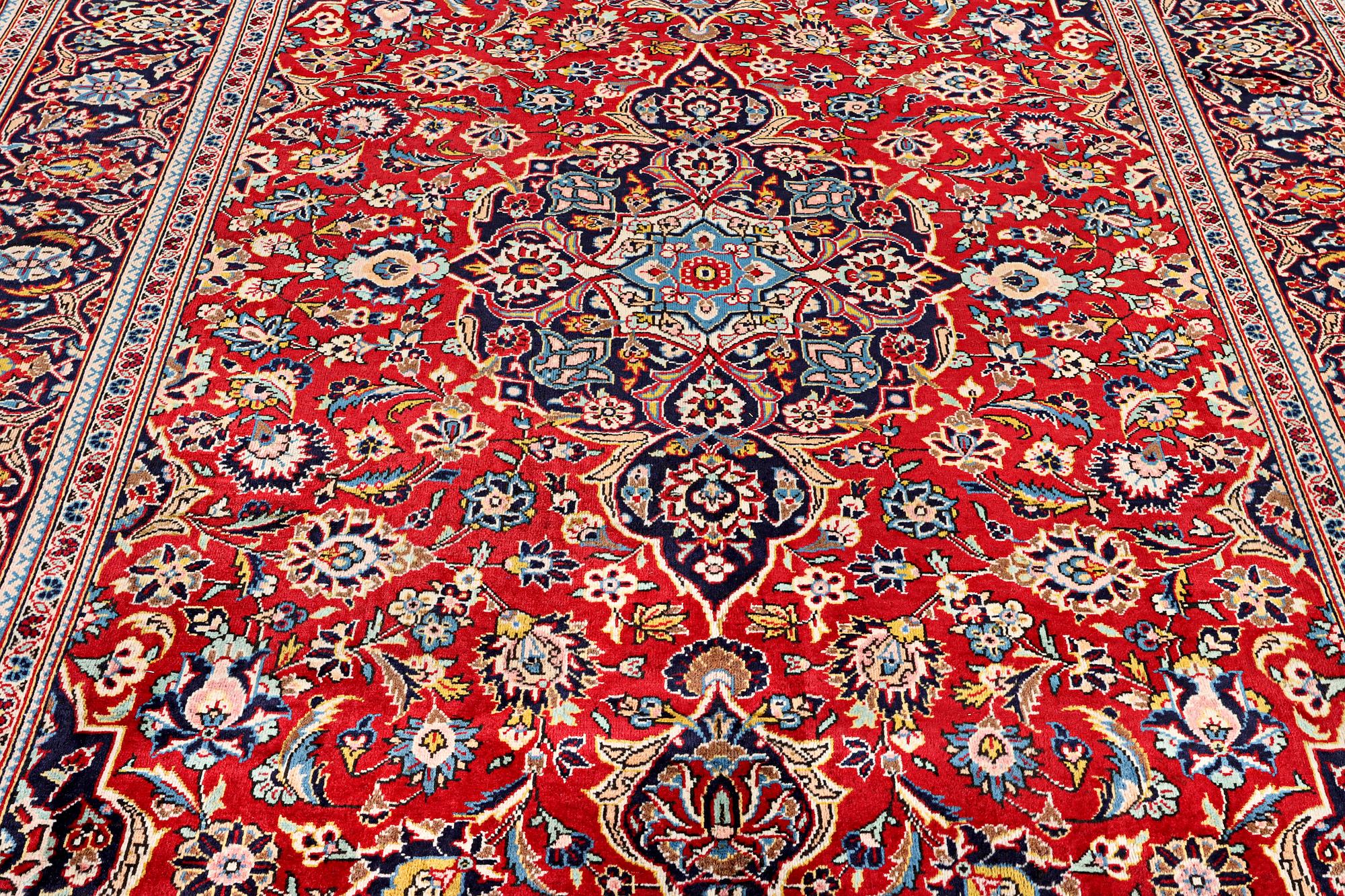 A Kashan carpet, c. 315 x 208 cm.