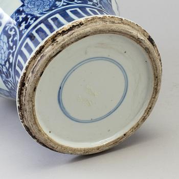 A blue and white vase, Qing dynasty, 19th Century.