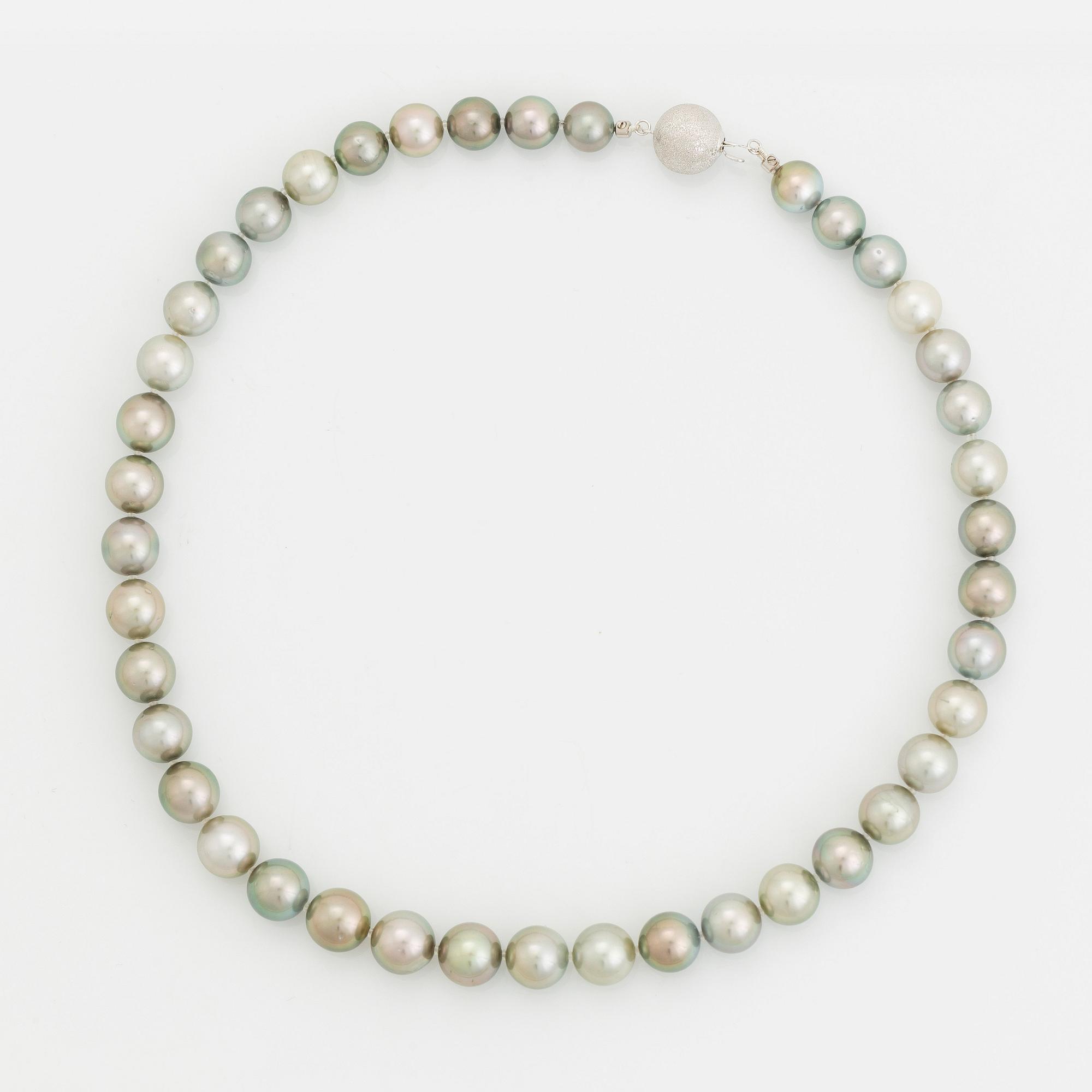 A cultured Tahiti pearl necklace.