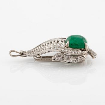 Brooch/pendant in 18K white gold with a cabochon-cut emerald.