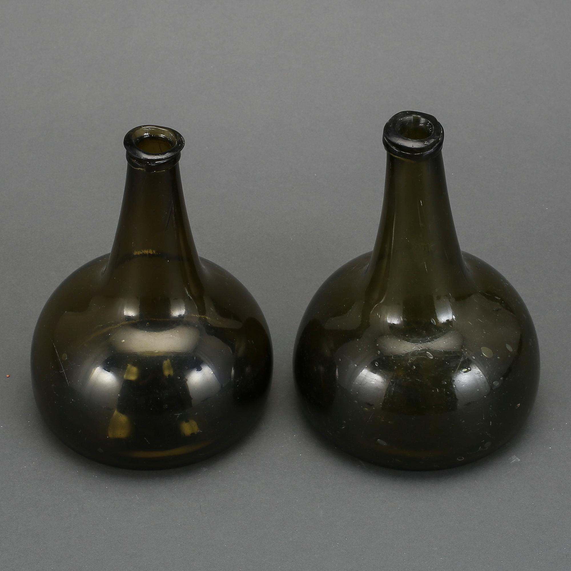 FLASKOR, 2 st, glas, 1700-tal.