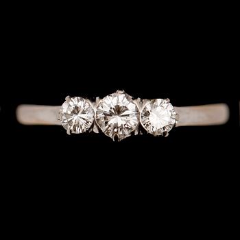 RING, 18 k vitguld, 1962, med 3 briljantslipade diamanter totalt 0.42 ct enligt gravyr.