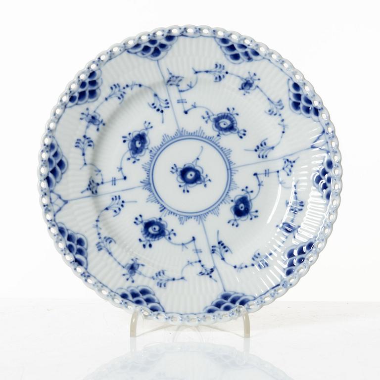 Te- och kaffeservis, 57 delar, porslin, "Musselmalet", Royal Copenhagen, Danmark.