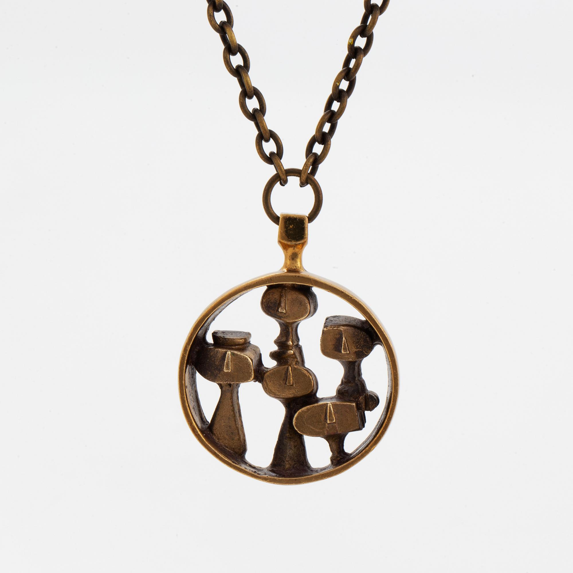 A Jorma Laine (likely) pendant with chain in bronze.