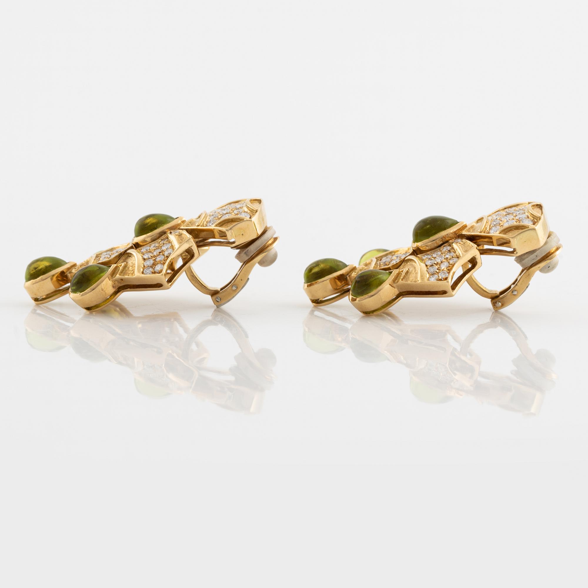 Örhängen med cabochonslipade peridoter och runda briljantslipade diamanter.