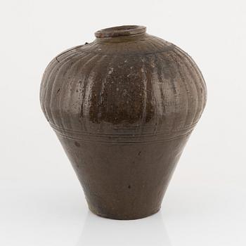 A Japanese glazed stoneware storage jar, Edo (1603-1868).