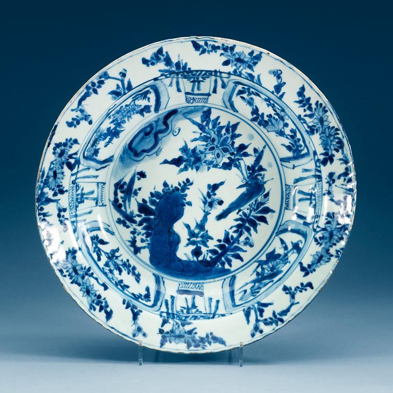 A blue and white bowl, Ming dynastin, Wanli (1572-1620).