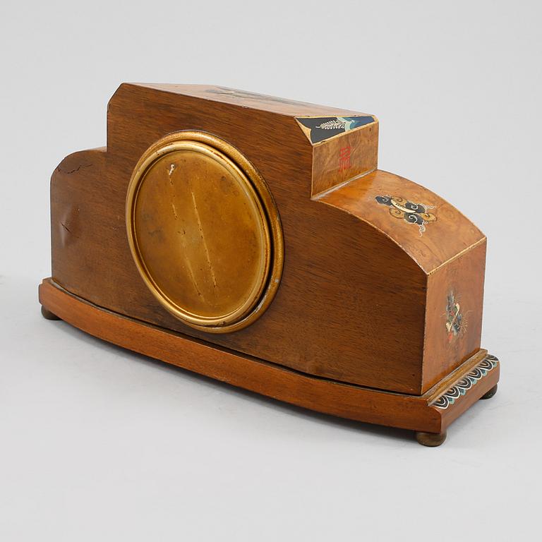 BORDSUR, Smiths English Clocks LTD, Crickelwood London, 1900-talets första hälft.