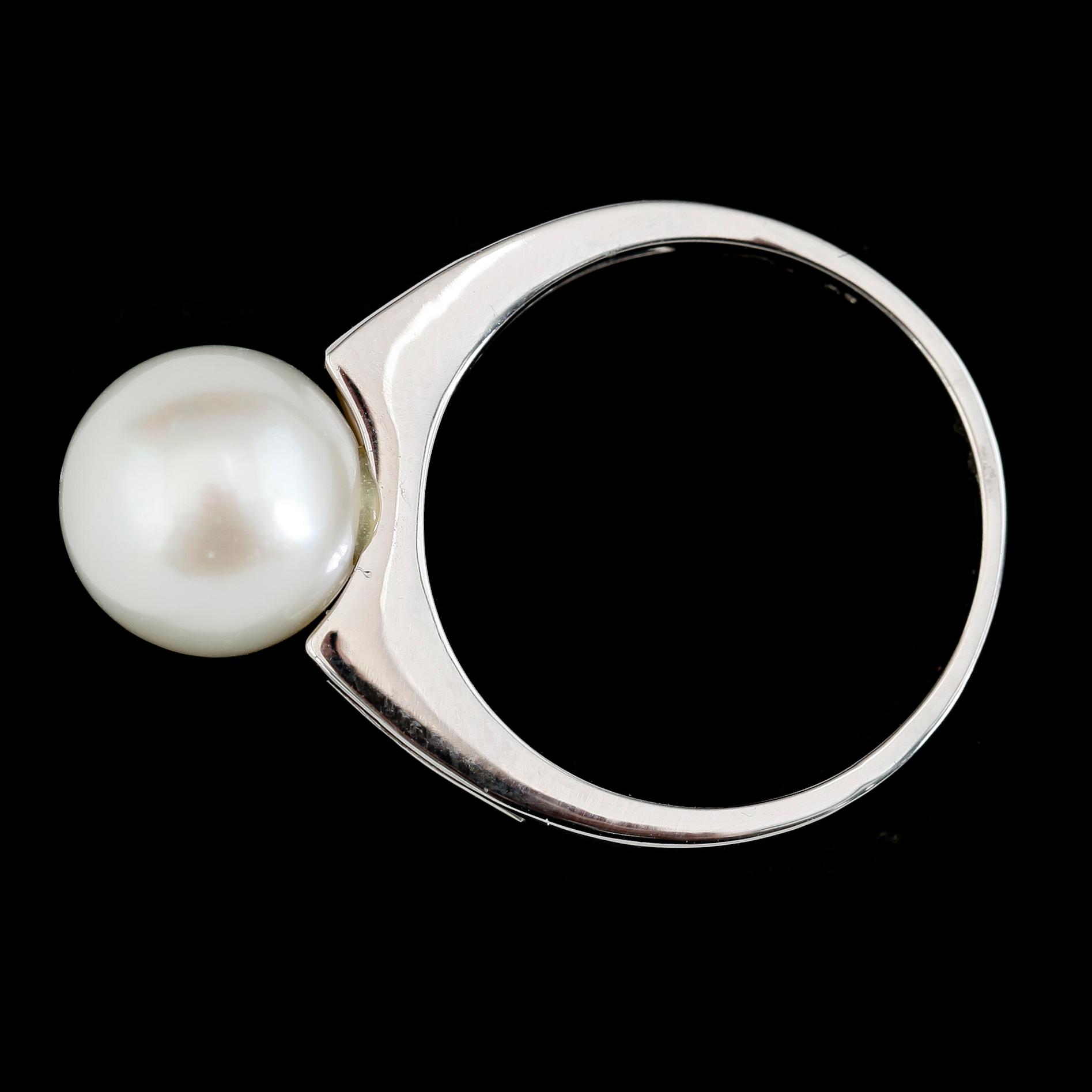 RING, 14K vitguld, diamanter och akoyapärla.