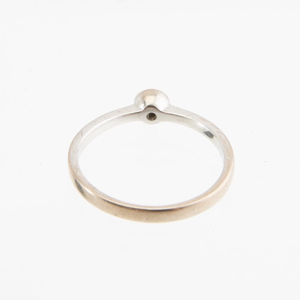 Ring, 18K white gold set with a round brilliant-cut diamond.