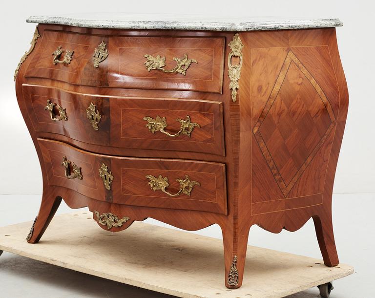 BYRÅ, rokokostil, 1900-talets mitt.