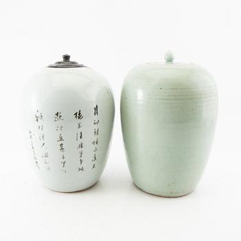 Lock urns 2 pcs China 19th/20th century porcelain.