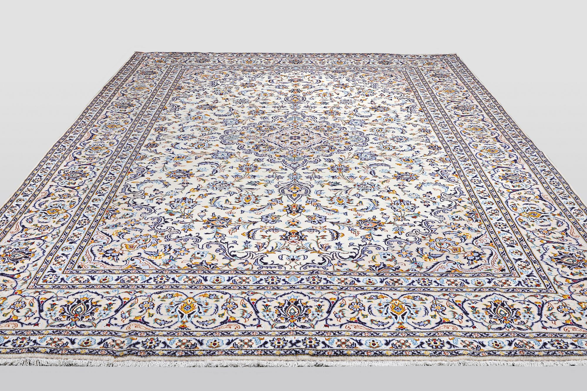 Matta, Keshan, ca 390 x 290 cm.
