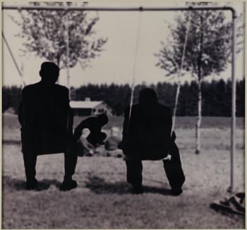 Maria Miesenberger, "Utan titel (Männen i gungan)", 1996.