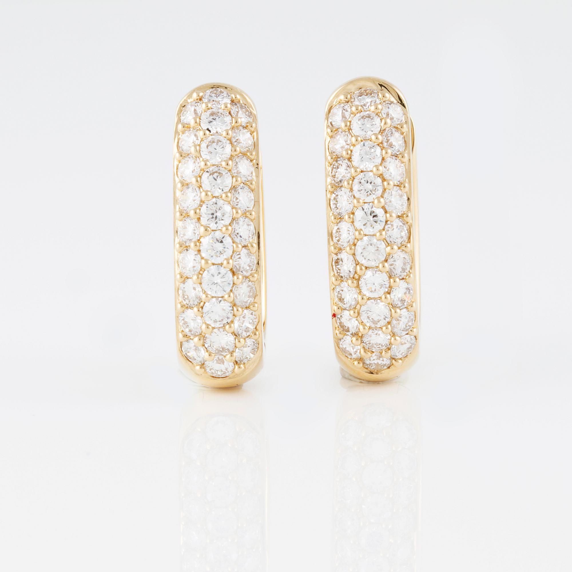 ÖRHÄNGEN, 18K guld med 56 briljantslipade diamanter 1.41 ct. Vikt 6,7 gram.