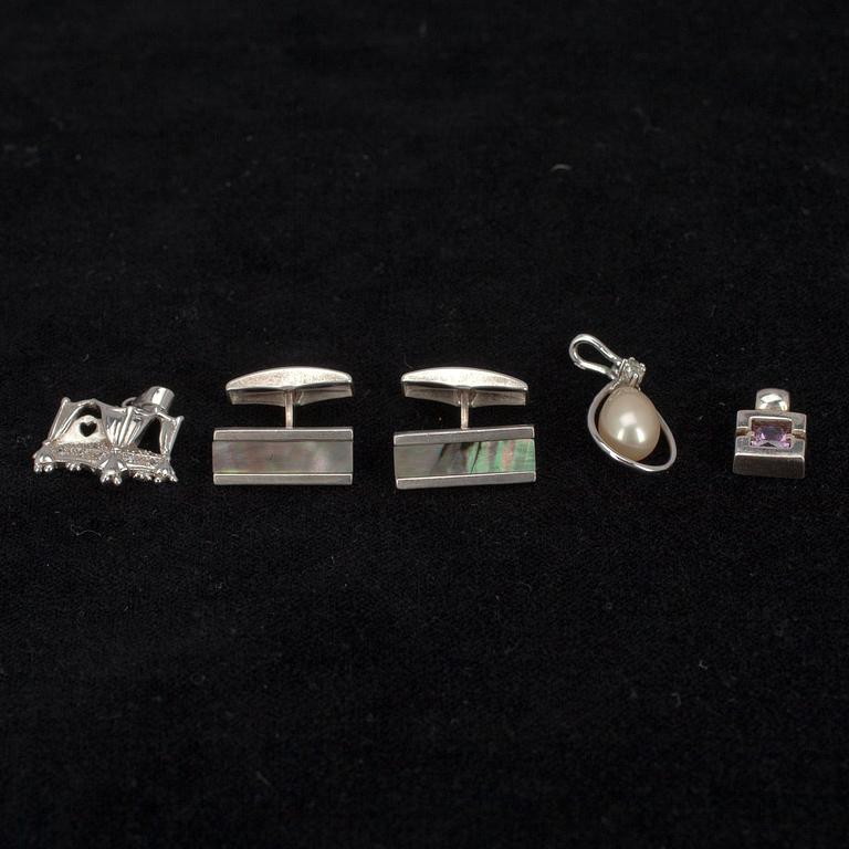 MANSCHETTKNAPPAR, ett par, Saurum, Kuopio, Finland, samt HÄNGEN, 3 st, silver. 1900-talets slut. Tot. vikt ca 17,7 g.