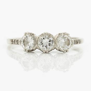 Ring, three-stone ring, 18K white gold set with three brilliant-cut diamonds.