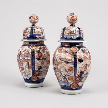 A pair of Japanse imari jars with covers, Meiji period (1868-1912).