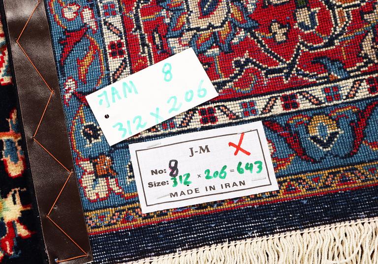 A KAshan carpet, a. 312 x 206 cm.
