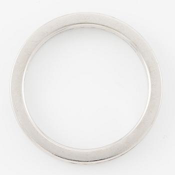 Ring, full eternity band, 18K white gold set with princess-cut diamonds.